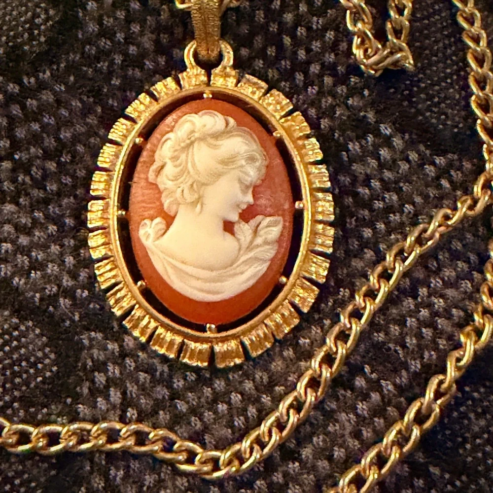 🌹VTG Gold Victorian Cameo Pendant Necklace Heirloom Double-Sided Royal Crest - Picture 1 of 9